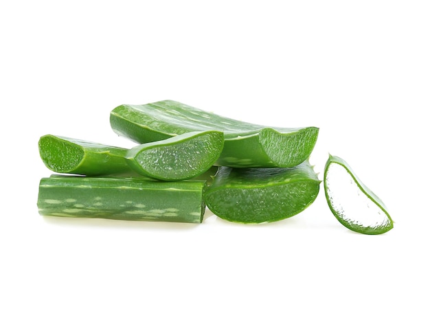 Foglia fresca di aloe vera isolata su sfondo bianco