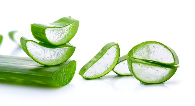 Foglia fresca di aloe vera isolato su sfondo bianco