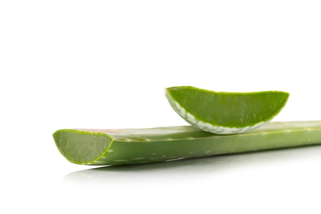 Aloe vera geïsoleerd op witte achtergrond