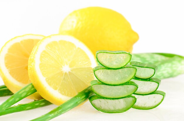 Gel di aloe vera e succo di limone per un detergente naturale per la pelle.