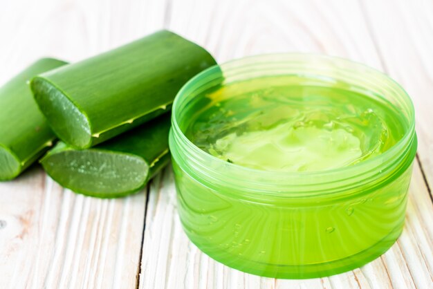 Gel di aloe vera con aloe a fette