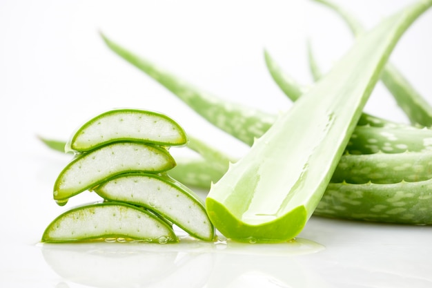 Fetta di aloe vera su sfondo bianco