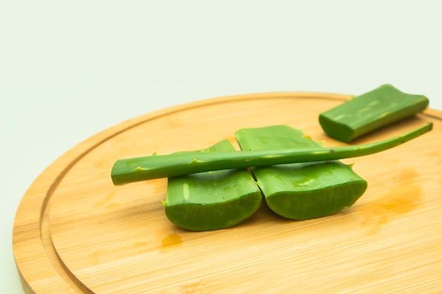 Photo aloe vera on the wooden plate