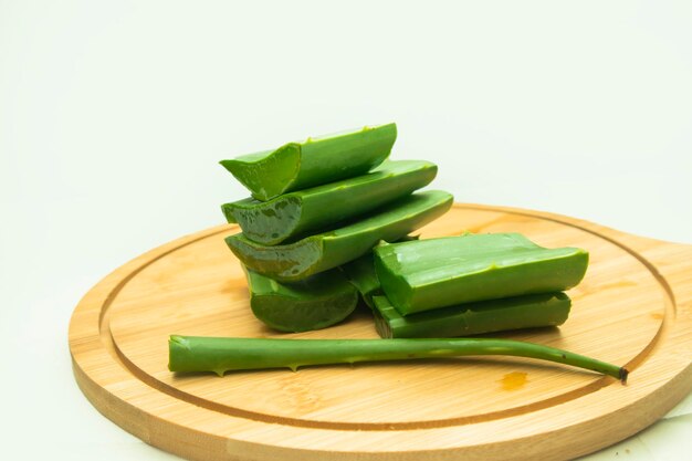 Photo aloe vera on the wooden plate