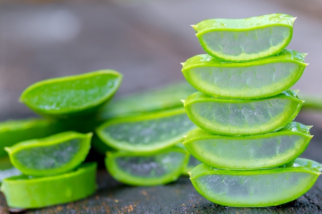 Foto aloe vera sul tavolo di legno ci sono molte erbe utili.