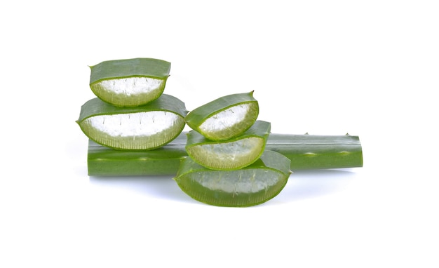 Aloe vera su una superficie bianca