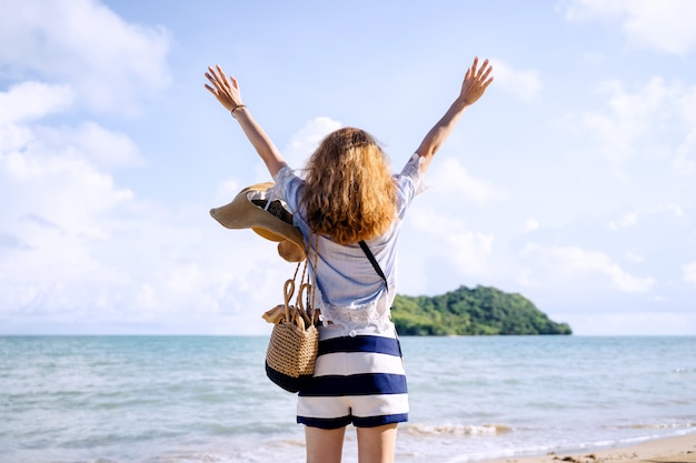 Una donna sola che si rilassa sulla spiaggia, koh mark thailand