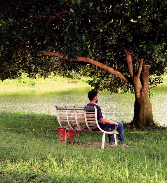 Giovane solo che si gode la vista del parco verde