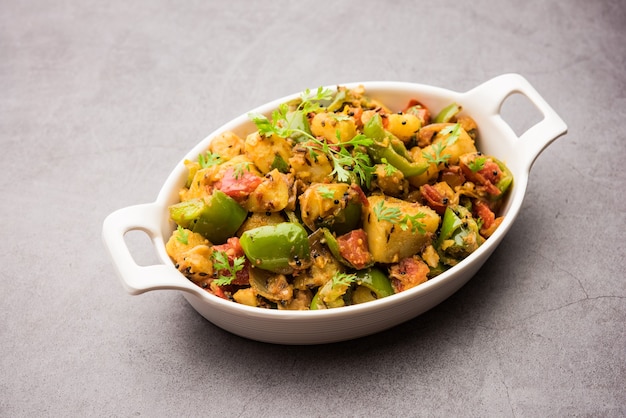 Aloo capsicum sabzi of aardappel en paprika sabji is een Indiaas vegetarisch recept voor het hoofdgerecht