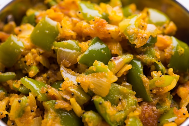 Aloo capsicum sabzi of aardappel en paprika sabji is een Indiaas vegetarisch recept voor het hoofdgerecht