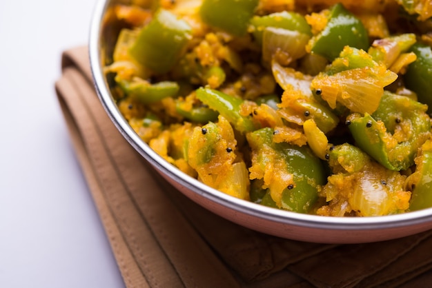 Aloo capsicum sabzi of aardappel en paprika sabji is een Indiaas vegetarisch recept voor het hoofdgerecht