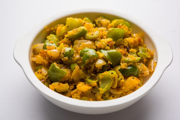 Foto aloo capsicum sabzi of aardappel en paprika sabji is een indiaas vegetarisch recept voor het hoofdgerecht