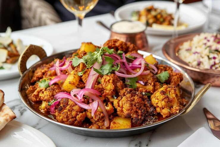 Foto aloo gobi in een traditionele messingplaat