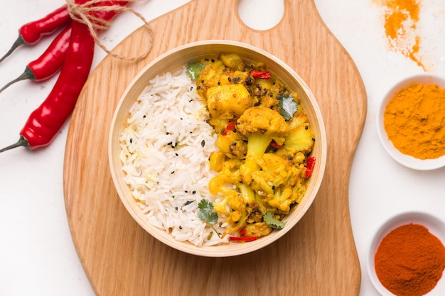 Aloo gobi Indiase vegetarische groenteschotel