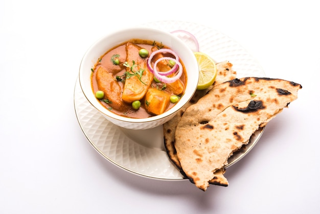 Бормотание Алоо Гоби - известное индийское блюдо карри с картофелем, цветной капустой и зеленым горошком, выборочный фокус.