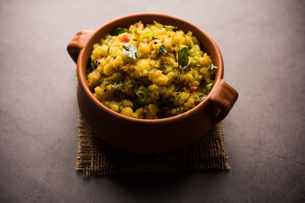 Алоо ка бхарта, сабзи - вкусное индийское блюдо, приготовленное из приправленного картофельным пюре, приготовленное особенно в северных частях Индии.