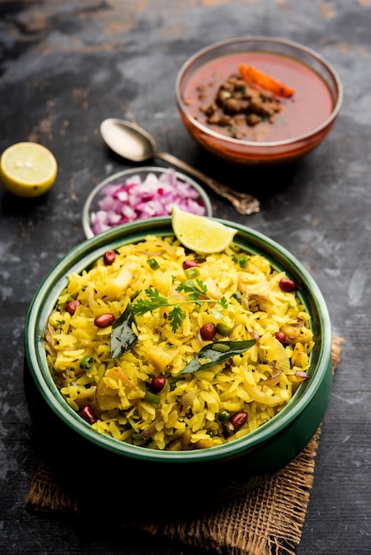 Aloo Kanda Poha of Tarri Pohe met pittige chana masala of curry