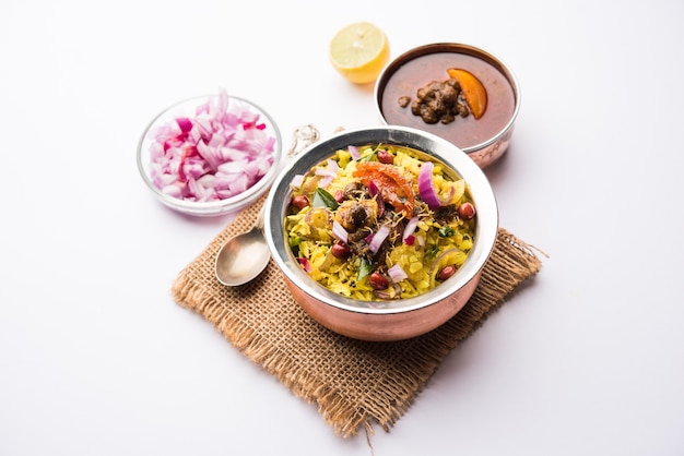 Aloo Kanda Poha of Tarri Pohe met pittige chana masala of curry