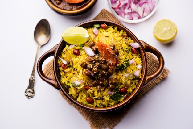 Aloo Kanda Poha of Tarri Pohe met pittige chana masala of curry