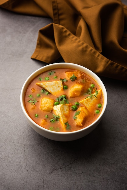 Aloo Matar Paneer Recept uit India gemaakt met Aardappel Groene erwten met kwark gekookt in pittige curry