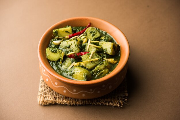 Aloo Palak sabzi of Spinazie Aardappelen curry geserveerd in een kom. Populair Indiaas gezond recept. Selectieve focus