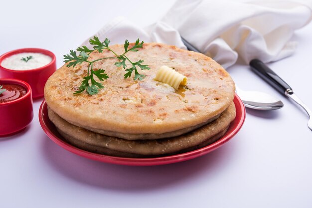 Aloo paratha 또는 gobi paratha는 또한 인도 아대륙에서 유래한 감자 또는 콜리플라워 박제 플랫브레드 요리로 알려져 있습니다.