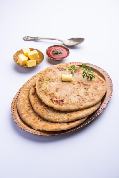 Aloo paratha o gobi paratha noto anche come piatto di focaccia ripieno di patate o cavolfiore originario del subcontinente indiano