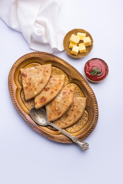 Aloo paratha 또는 gobi paratha는 또한 인도 아대륙에서 유래한 감자 또는 콜리플라워 박제 플랫브레드 요리로 알려져 있습니다.