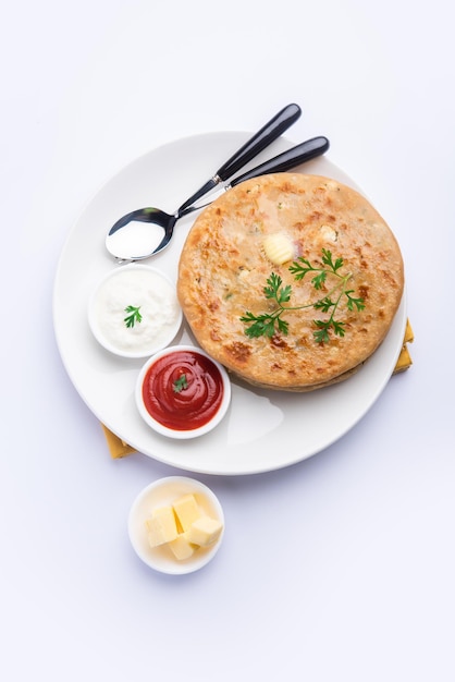 Aloo paratha of gobi paratha ook bekend als aardappel of bloemkool gevulde flatbread schotel afkomstig van het Indiase subcontinent