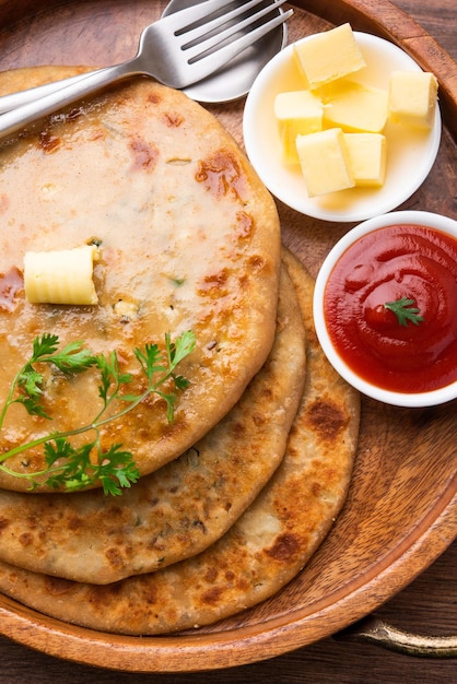 Aloo paratha of gobi paratha ook bekend als aardappel of bloemkool gevulde flatbread schotel afkomstig van het Indiase subcontinent