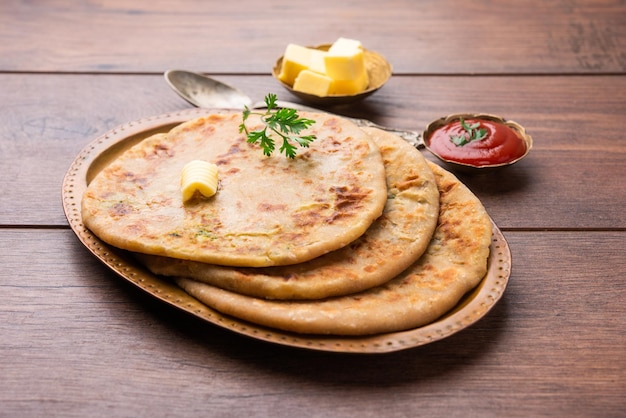 Aloo paratha of gobi paratha ook bekend als aardappel of bloemkool gevulde flatbread schotel afkomstig van het Indiase subcontinent