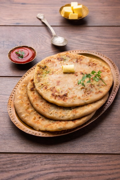 Aloo paratha of gobi paratha ook bekend als aardappel of bloemkool gevulde flatbread schotel afkomstig van het Indiase subcontinent