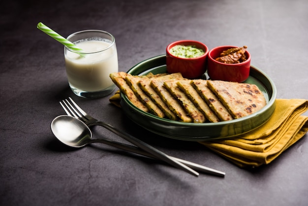 Aloo Paratha of Indian Potato gevulde Flatbread met boter erop. Geserveerd met verse zoete Lassi, chutney en augurk. selectieve focus