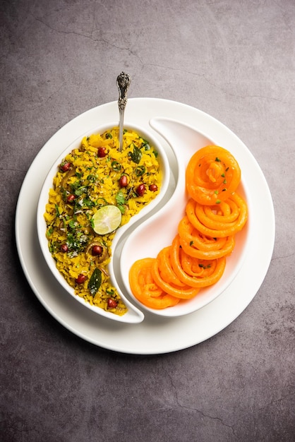 Aloo Poha met Jalebi snack combinatie ook wel imarti en kande pohe genoemd