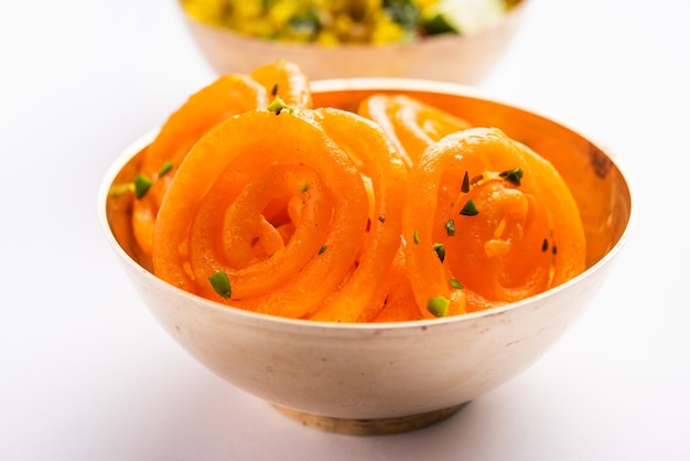 Imarti 및 kande pohe라고도 하는 Jalebi 스낵 조합이 있는 Aloo Poha