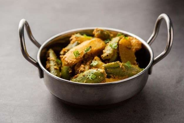Aloo Potol of Dalna Recept is een traditionele sabzi uit Bengalen gemaakt met aardappelpuntige kalebas