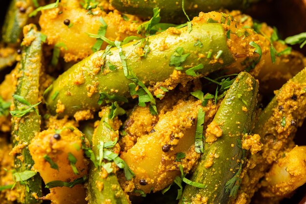 Aloo Potol of Dalna Recept is een traditionele sabzi uit Bengalen gemaakt met aardappelpuntige kalebas