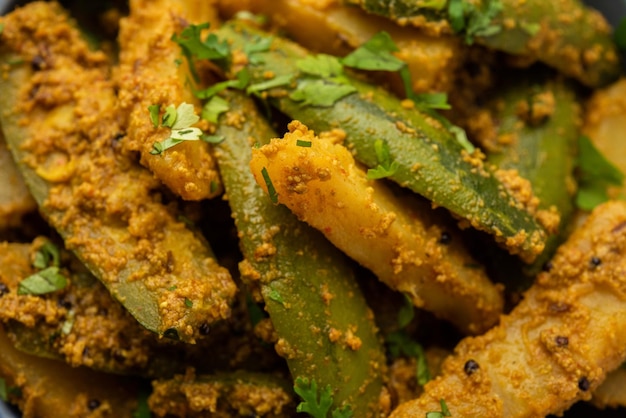 Aloo Potol of Dalna Recipe is een traditionele sabzi uit Bengalen gemaakt met aardappelpuntige pompoen