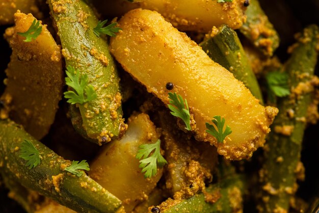 Aloo Potol of Dalna Recipe is een traditionele sabzi uit Bengalen gemaakt met aardappelpuntige pompoen