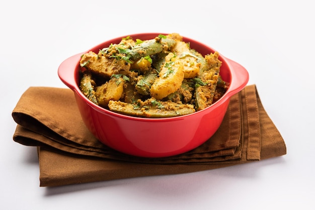 Aloo Potol of Dalna Recipe is een traditionele sabzi uit Bengalen gemaakt met aardappelpuntige pompoen