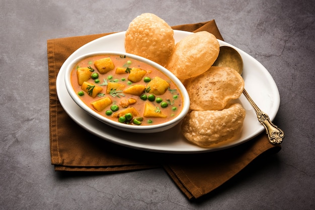 Aloo Puri of Aardappelcurry met gebakken Poori, populair Indiaas ontbijt- of lunch- of dinermenu.