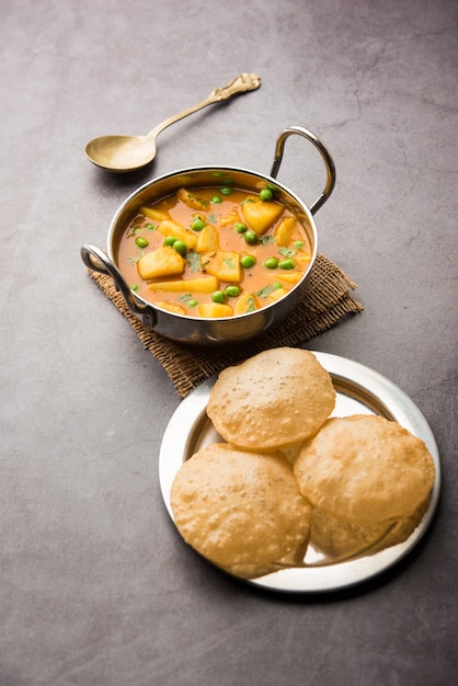 Aloo Puri of Aardappelcurry met gebakken Poori, populair Indiaas ontbijt- of lunch- of dinermenu.