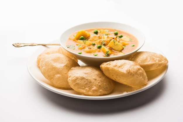 Aloo Puriまたはポテトカレーと揚げたPoori、人気のインドの朝食またはランチまたはディナーメニュー。