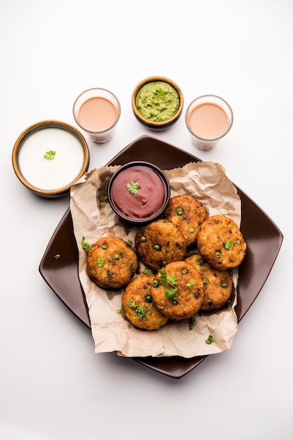 Aloo tikki of Potato Cutlet of Patties is een populair Indiaas straatvoedsel gemaakt met gekookte aardappelen, specerijen en kruiden