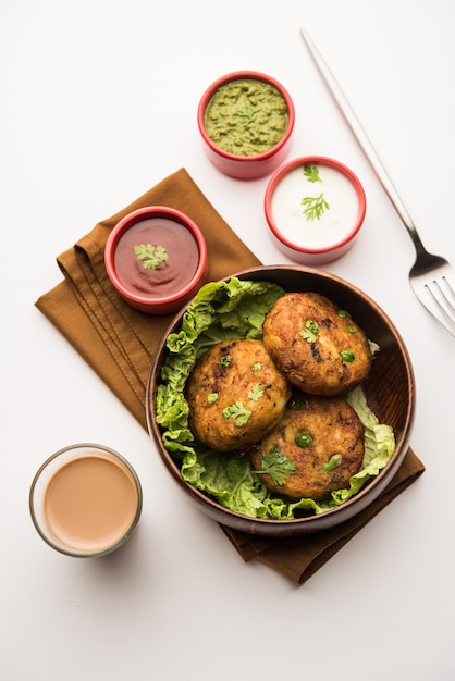 Aloo tikki of Potato Cutlet of Patties is een populair Indiaas straatvoedsel gemaakt met gekookte aardappelen, specerijen en kruiden