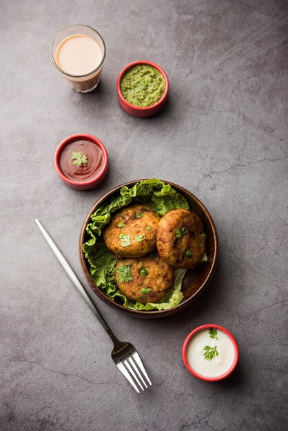 Aloo tikki of Potato Cutlet of Patties is een populair Indiaas straatvoedsel gemaakt met gekookte aardappelen, specerijen en kruiden