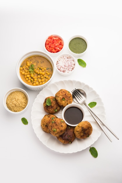 Aloo tikki 또는 Potato Cutlet 또는 Patties는 삶은 감자, 향신료 및 허브로 만든 인기 있는 인도 길거리 음식입니다.