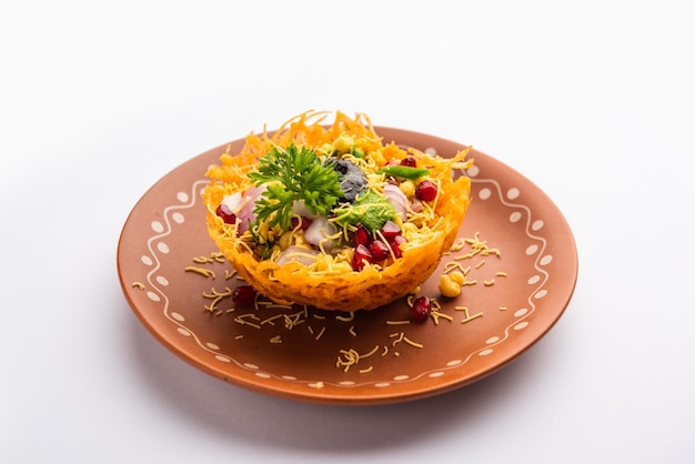 Aloo Tokri Chaat of Potato Basket gevulde chat of katori chat