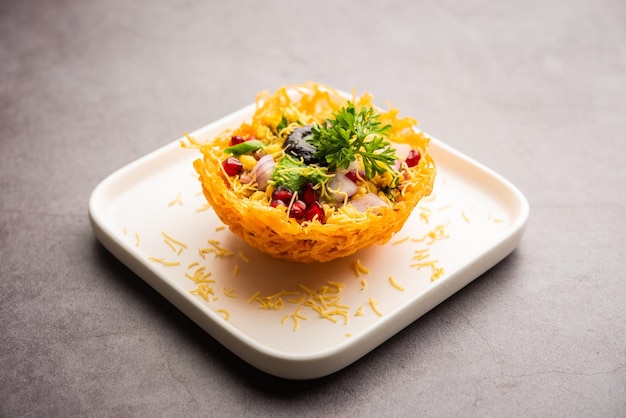 Photo aloo tokri chaat or potato basket stuffed chat or katori chat