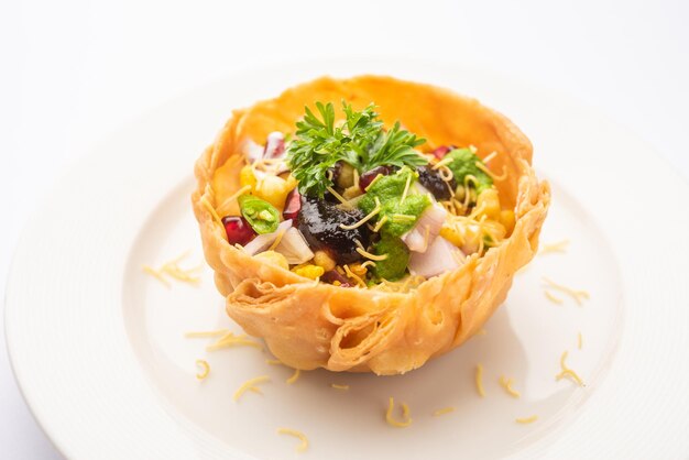 Photo aloo tokri chaat or potato basket stuffed chat or katori chat